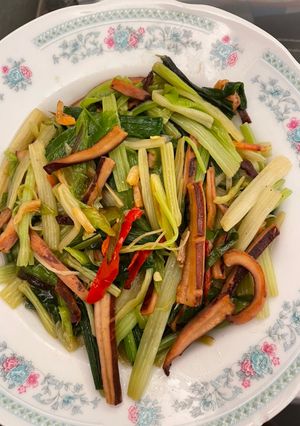 蒜阿芹菜炒魷魚 的食譜成品照片