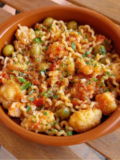 Una foto de Fusilli lunghi con coliflor y olivas adobadas