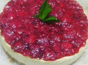 Una foto de Cheesecake fit y postre light fácil. Con frambuesas y frutillas