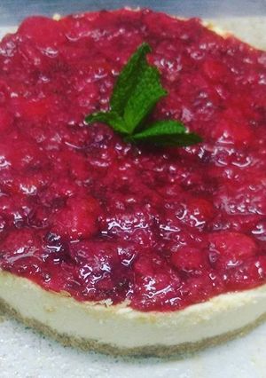 Una foto de Cheesecake fit y postre light fácil. Con frambuesas y frutillas