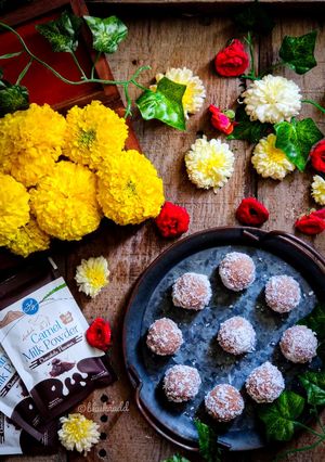 A picture of Choco coconut ladoos.