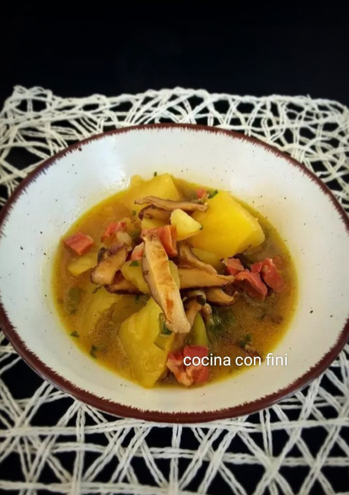 Una foto de Guiso de patatas con setas shiitake y jamón