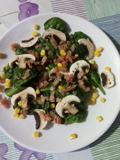 Una foto de Ensalada de espinaca y jamón :)