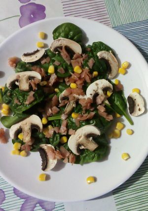 Una foto de Ensalada de espinaca y jamón :)