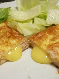 Una foto de Tortilla rellena de jamón york y queso
