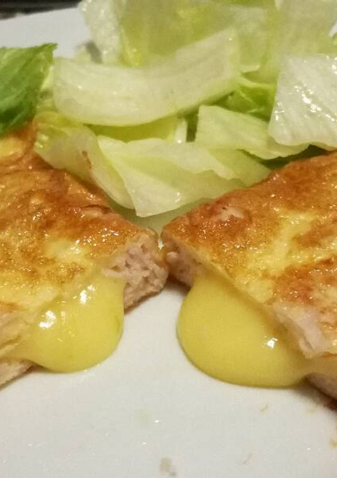 Una foto de Tortilla rellena de jamón york y queso