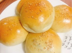 Hình của món Chicken buns (bánh mì mềm nhân gà đơn giản, nhồi tay).