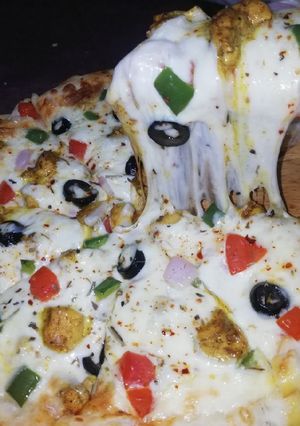 A picture of Cheesy Chicken tikka pizza.