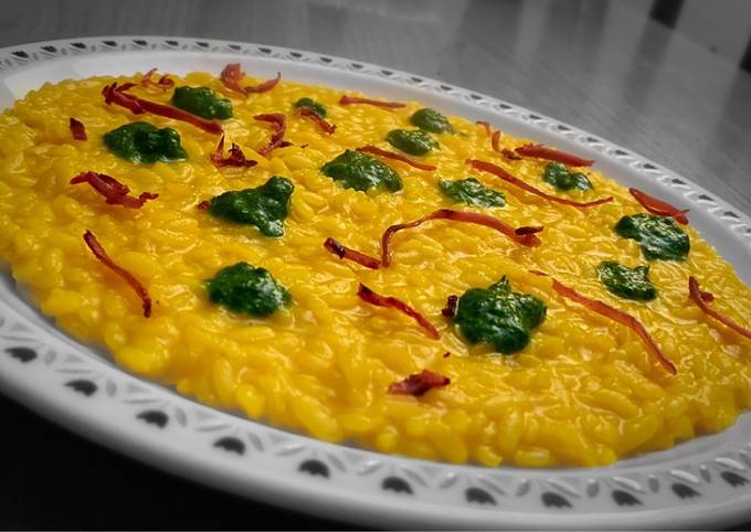 Ricetta di Fatto in casa super veloce Risotto allo zafferano, pesto di spinaci e gorgonzola, speck croccante 🧀🥬🥓
