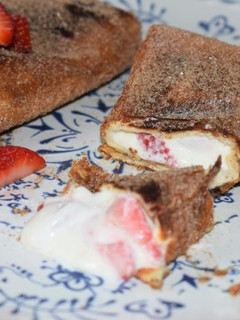 Una foto de Chimichangas dulces de fresa