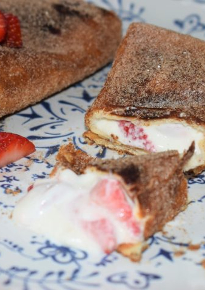 Una foto de Chimichangas dulces de fresa