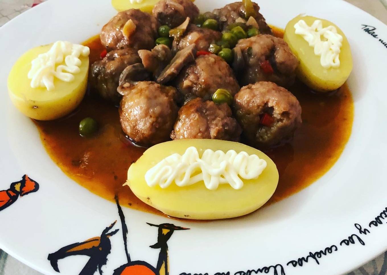 Albóndigas con guisantes y champiñones