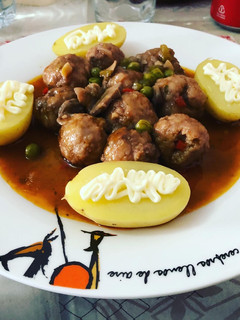 Una foto de Albóndigas con guisantes y champiñones