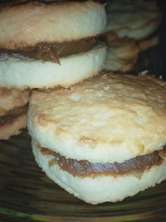 Una foto de Alfajores de coco 🥥🥥