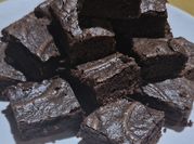 Una foto de brownie nesquik y aceite