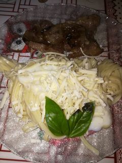 Una foto de Bife encebollado, y fideos con salsa blanca 💞