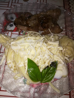 Una foto de Bife encebollado, y fideos con salsa blanca 💞