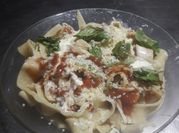 Una foto de pasta tallarín