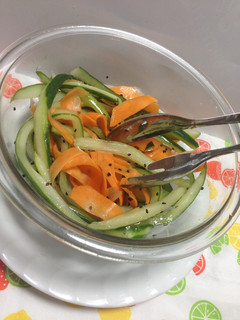 Una foto de Ensalada de pepino zanahoria!con aliño Japanese!