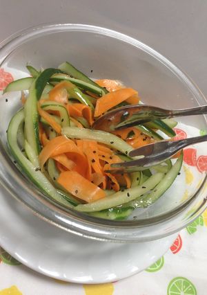Una foto de Ensalada de pepino zanahoria!con aliño Japanese!