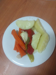 Una foto de Ensalada de verduras y papas cocidas