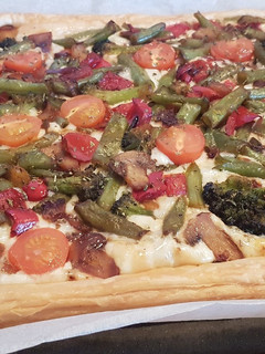 Una foto de Hojaldre con verduras queso y orégano