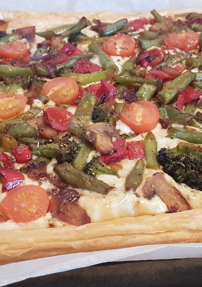 Una foto de Hojaldre con verduras queso y orégano