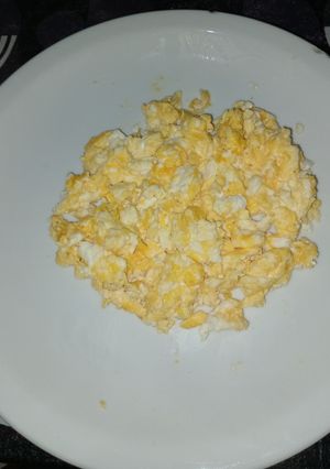 Una foto de Huevos revueltos 🍳🍳🍳