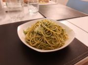 Una foto de burrata pesto