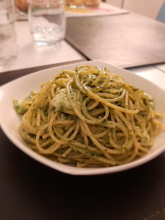Una foto de Pasta con pesto y burrata