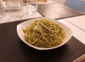 Una foto de Pasta con pesto y burrata