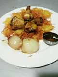 Pollo de corral al ajillo sobre nido de patatas