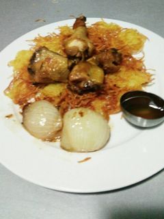 Una foto de Pollo de corral al ajillo sobre nido de patatas