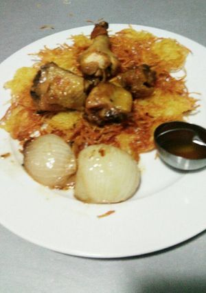 Una foto de Pollo de corral al ajillo sobre nido de patatas