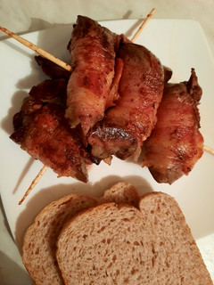 Baconbe tekert csirkemáj nyársak recept fotója