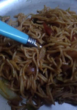 चाउमीन (chowmein recipe in Hindi) रेसिपी मुख्य फोटो