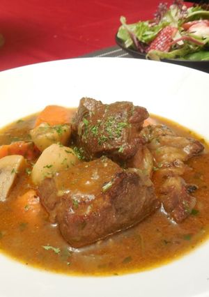 春蔬燉羊肉，佐蒜香奶油吐司 的食譜成品照片