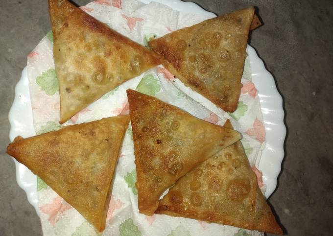 Chicken cheese samosa