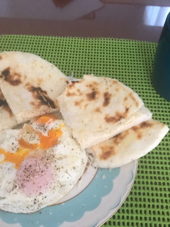 Una foto de Desayuno ocañero con arepa y unos huevos fritos