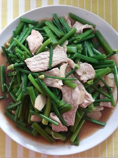รูปของ "หมูผัดดอกหอม" Stir Fried Onion Flower Stem with Pork
