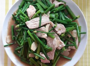 รูปของ "หมูผัดดอกหอม" Stir Fried Onion Flower Stem with Pork