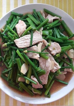 รูปของ "หมูผัดดอกหอม" Stir Fried Onion Flower Stem with Pork