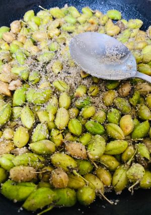 A picture of Roasted Holay / Cholia.