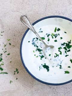 Una foto de Salsa de yogur con cebollino y ajo