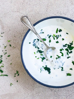 Una foto de Salsa de yogur con cebollino y ajo