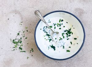 Foto principal de Salsa de yogur con cebollino y ajo