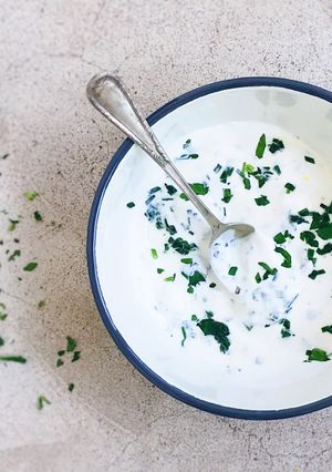 Una foto de Salsa de yogur con cebollino y ajo