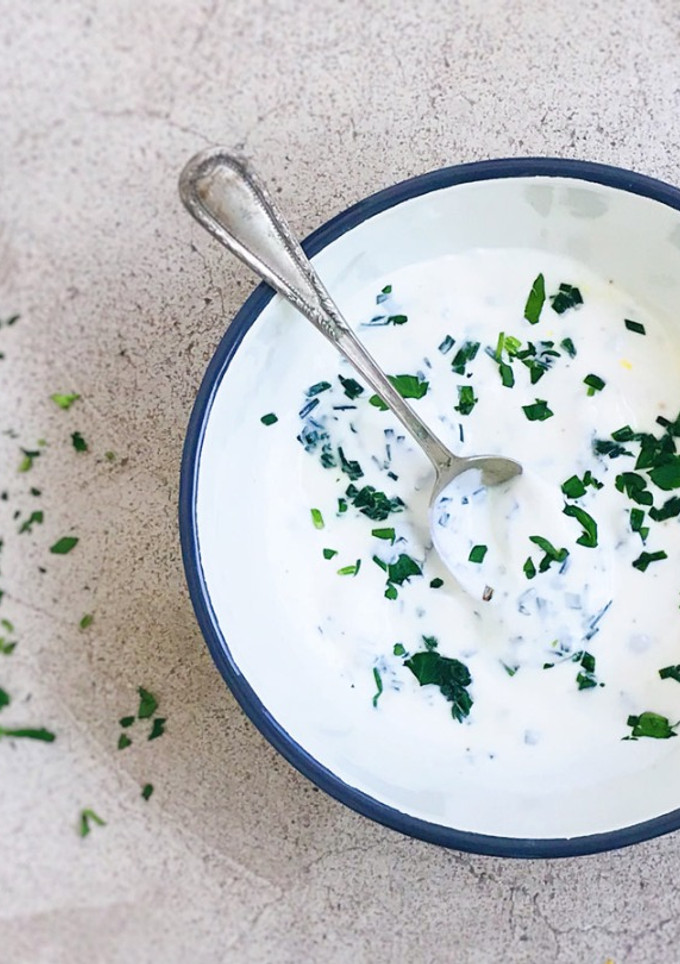 Una foto de Salsa de yogur con cebollino y ajo