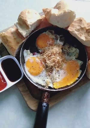 Hình của món Bánh mì ốp-la chà bông.