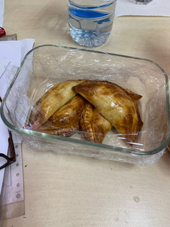 Una foto de Empanadillas de atún, huevo duro y orégano